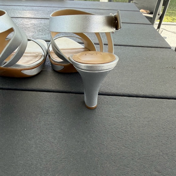 Naturalizer Heels Dee Silver Metallic Strappy Size 7W Wide Slingback - Picture 13 of 16